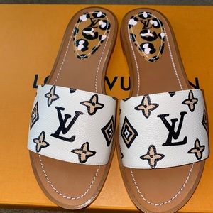 Limited edition Lv locket flat mule